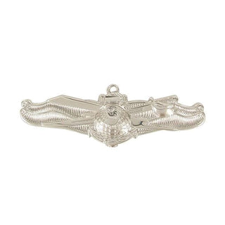 US NAVY Metal Badge Device Pin - Information Dominance Warfare Enlisted, Regulation Full Size. Silver Mirror Finish.  - Measures approximately 2-3/4"wide x 1"high - Clutch back pin - Sold individually - Made in the USA.