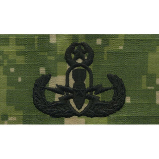 NAVY NWU Type III Badge: Master E.O.D. US NAVY Working Uniform Type 3 Embroidered Badge - Explosive Ordinance Disposal Master. Official U.S. Navy tag to be used with NWU Type III Uniform.  - USN Certified - Individually sold - Badges are pre-owned and may be cut & folded. - Made in the USA