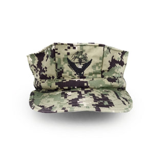 AS-IS Condition US Navy Working Uniform Type 3 Woodland Digital Camouflage 8-Point Hat Cap with embroidered ACE insignia. Genuine, Official Military NWU Uniform- Pattern: Green Digital Woodland Camo- ACE insignia on front- Fabric: 50/50 Nylon Cotton Ripstop. Made in the USA- Condition: AS-IS pre-owned/used. 