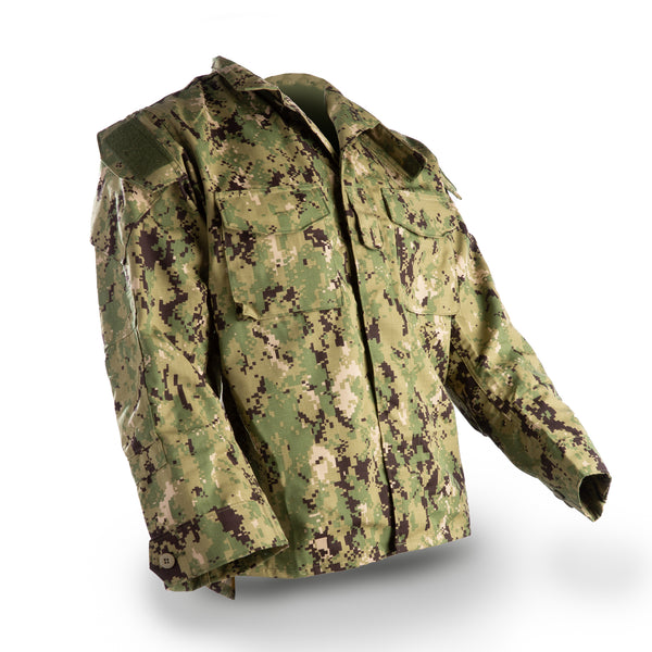 US NAVY NWU Type III Woodland Shirt Blouse. Navy Working Uniform Type 3 Coat in Woodland Green Digital Camouflage originally codenamed AOR2. Features a banded/mandarin collar, 5 front concealed buttons, double-layered reinforced elbows, 2 front chest & 2 angled shoulder flap pockets with button and hook & loop closures. Genuine, official Military Navy Working Type III Blouse. Green Digital Woodland Camo with USN Insignia. Nylon Cotton Ripstop. Made in U.S.A.