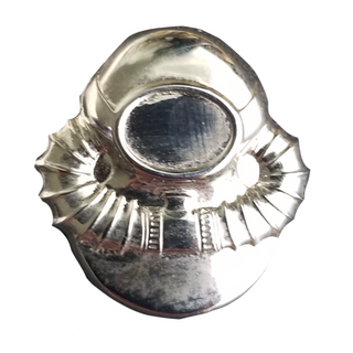 US NAVY Metal Badge Pin: Scuba Diver in Silver Mirror Finish.  - Measures 1-1/8" Inch - Clutch back pin - Sold individually - Made in the USA. - Condition: Good, pre-owned/gently used unless marked as NEW.