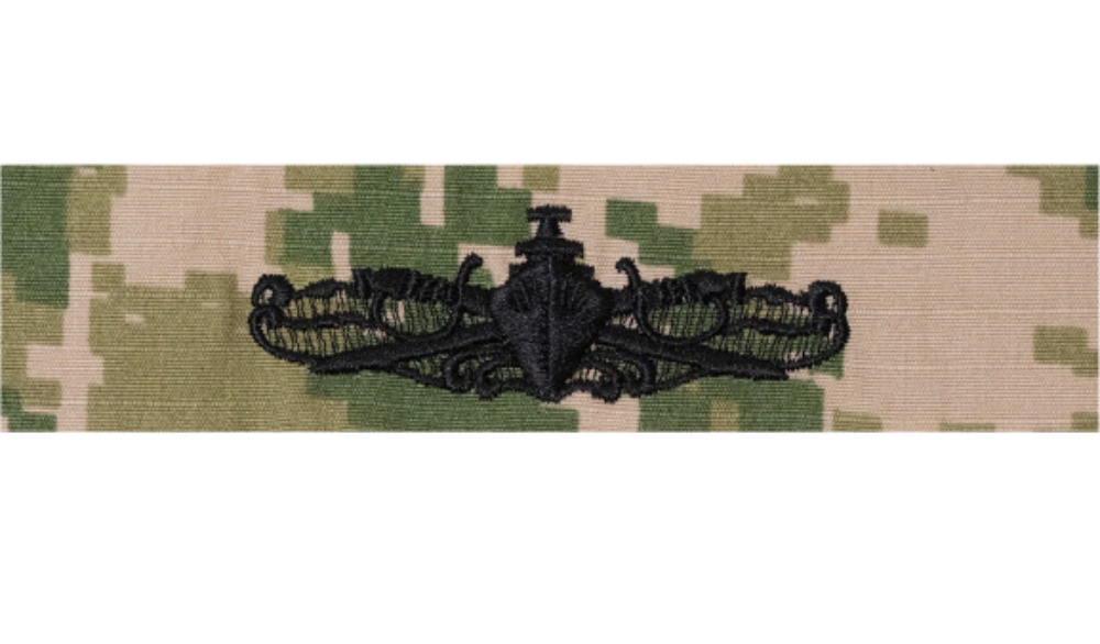 US NAVY Working Uniform Type 3 Embroidered Badge - Surface Warfare Officer.  Official U.S. Navy tag to be used with NWU Type III Uniform.  - USN Certified - Pattern: Woodland Digital Green Camo with USN Insignia - Fabric: 50% Nylon / 50% Cotton Ripstop - Made in U.S.A. - Condition: Good, pre-owned/gently used unless marked as AS-IS or NEW. Note: As-Is condition items NOT recommended for active military personnel under uniform inspection.