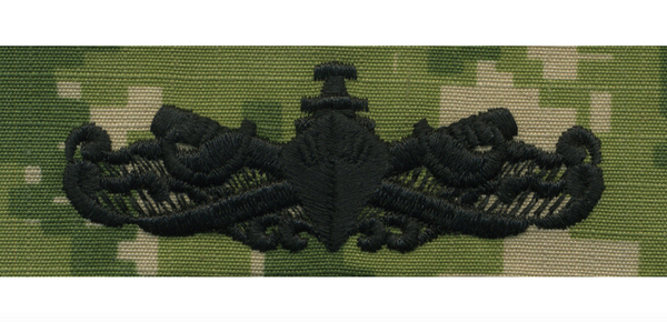 US NAVY Working Uniform Type 3 Embroidered Badge - Surface Warfare Enlisted. Black embroidery on green Type III Woodland Digital Camo. Official U.S. Navy patch for the USN NWU Type III Uniform Blouse.